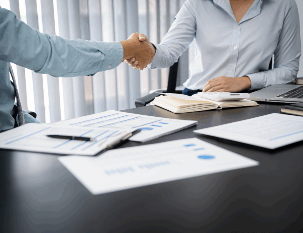 Two people shaking hands - hiring a consultant